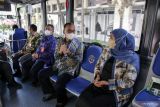 Gubernur Jawa Timur Khofifah Indar Parawansa (kanan) berbincang dengan Direktur Utama PT INKA Budi Noviantoro (kedua kanan) didalam bus listrik E-Inobus di Kantor Gubernur Jawa Timur Jalan Pahlawan, Surabaya, Jawa Timur, Rabu (14/9/2022). Gubernur Jawa Timur mengapresiasi bus listrik E-Inobus buatan PT INKA yang menekan emisi gas rumah kaca yang ramah lingkungan dan baterainya kuat selama delapan tahun serta hemat. Antara Jatim/Umarul Faruq/mas.