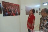 Pj Wali Kota Banda Aceh (kiri) didampingi Kepala Biro Antara Aceh Azhari (kanan) melihat foto yang dipamerkan di Galeri Antara Aceh, Banda Aceh, Kamis (15/9/2022). ANTARA Aceh /Irwansyah Putra.