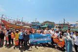 Pertamina Patra Niaga bagikan jaket keselamatan untuk nelayan di Tegal