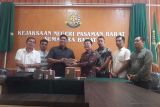 Kejari Pasbar terima pengembalian uang dugaan suap gratifikasi dari dua tersangka penentuan pemenang RSUD