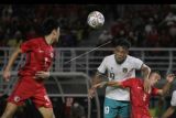 Pemain tim U-20 Indonesia Rabbani Tasnim Siddiq (kedua kiri) berebut bola dengan pemain tim U-20 Hongkong Ryan Lee (kanan) saat babak kualifikasi Piala Asia U-20 2023 Grup F di Stadion Gelora Bung Tomo, Surabaya, Jawa Timur, Jumat (16/9/2022). Indonesia menang dengan skor 5-1.ANTARA FOTO/Moch Asim/nym.