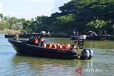 Prajurit TNI Kodam Iskandar Muda mengoperasikan kapal Rigid Inflatabel Boat (RIB) saat peluncuran dan pengujian di Sungai Krueng Aceh, Banda Aceh, Jumat (16/9/2022). Kodam Iskandar Muda menerima lima unit kapal Rigid Inflatabel Boat (RIB) produksi PT Praba Cipta Mandiri dan PT Samudera  Lautan Biru dari Kementerian Pertahanan (Kemenhan) untuk mendukung kelancaran tugas operasional TNI di wilayah Aceh. ANTARA FOTO/Ampelsa.