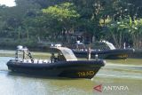 Prajurit TNI Kodam Iskandar Muda memberikan penghormatan dari kapal Rigid Inflatabel Boat (RIB) saat peluncuran dan pengujian di Sungai Krueng Aceh, Banda Aceh, Jumat (16/9/2022). Kodam Iskandar Muda menerima lima unit kapal Rigid Inflatabel Boat (RIB) produksi PT Praba Cipta Mandiri dan PT Samudera  Lautan Biru dari Kementerian Pertahanan (Kemenhan) untuk mendukung kelancaran tugas operasional TNI di wilayah Aceh. ANTARA FOTO/Ampelsa.