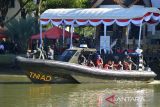 Prajurit TNI Kodam Iskandar Muda mengoperasikan kapal Rigid Inflatabel Boat (RIB) saat peluncuran dan pengujian di Sungai Krueng Aceh, Banda Aceh, Jumat (16/9/2022). Kodam Iskandar Muda menerima lima unit kapal Rigid Inflatabel Boat (RIB) produksi PT Praba Cipta Mandiri dan PT Samudera  Lautan Biru dari Kementerian Pertahanan (Kemenhan) untuk mendukung kelancaran tugas operasional TNI di wilayah Aceh. ANTARA FOTO/Ampelsa.