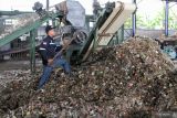 Petugas memilah sampah di Tempat Pembuangan Akhir (TPA) Sampah di Jabon, Sidoarjo, Jawa Timur, Jumat (16/9/2022). Kapasitas pengolahan sampah di TPA Jabon dalam sehari bisa menghasilkan 160 ton briket dengan sampah yang masuk dalam satu hari rata-rata 600 ton. Antara Jatim/Umarul Faruq/mas.