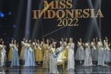 Miss Indonesia 2022 Audrey Vanessa (tengah) menyapa penonton usai dinobatkan sebagai Miss Indonesia 2022 saat malam puncak 