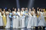 Miss Indonesia 2022 Audrey Vanessa (tengah) bersama sejumlah finalis usai dinobatkan sebagai Miss Indonesia 2022 saat malam puncak 