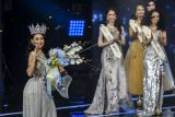 Miss Indonesia 2022 Audrey Vanessa (kiri) menyapa penonton usai dinobatkan sebagai Miss Indonesia 2022 saat malam puncak 