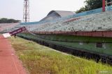 Pekerja membersihkan sisa sisa kerusakan pascakerusuhan suporter Persebaya Surabaya seusai pertandingan Liga 1 di Stadion Gelora Delta Sidoarjo, Jawa Timur, Jumat (16/9/2022). Kerusuhan seusai pertandingan tersebut mengakibatkan sejumlah fasilitas umum rusak. Antara Jatim/Umarul Faruq/mas.