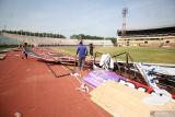 Pekerja membersihkan sisa sisa kerusakan pascakerusuhan suporter Persebaya Surabaya seusai pertandingan Liga 1 di Stadion Gelora Delta Sidoarjo, Jawa Timur, Jumat (16/9/2022). Kerusuhan seusai pertandingan tersebut mengakibatkan sejumlah fasilitas umum rusak. Antara Jatim/Umarul Faruq/mas.