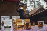 Barista membuat kopi tarik pada Festival Coffee Rajadesa Art and Culture di Bumi Perkemahan Rangga Mandala Gunung Gede, Desa Purwaraja, Kecamatan Rajadesa, Kabupaten Ciamis, Jawa Barat, Sabtu (17/9/2022). Festival yang digelar di area perkebunan kopi itu untuk mengenalkan jenis kopi robusta dari Rajadesa, Ciamis, sekaligus mengedukasi pengunjung cara memilah dan memetik kopi. ANTARA FOTO/Adeng Bustomi/agr
