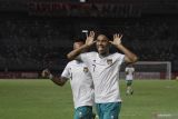 Pemain tim U-20 Indonesia Marselino Ferdinan (kanan) melakukan selebrasi usai mencetak gol ke gawang tim U-20 Hongkong pada pertandingan babak kualifikasi Piala Asia U-20 2023 Grup F di Stadion Gelora Bung Tomo, Surabaya, Jawa Timur, Jumat (16/9/2022). Tim U-20 Indonesia menang melawan tim U-20 Hongkong dengan skor akhir 1-5. Antara Jatim/Moch Asim.