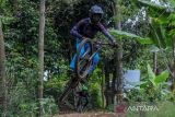 Pecinta olahraga sepeda gunung melakukan sesi latihan di Huni Bike Park, Cilengkrang, Bandung, Jawa Barat, Sabtu (17/9/2022). Pemerintah Kota Bandung bersama Paguyuban Sepeda Bandung Timur (Paseban) memanfaatkan ruang terbuka hijau di utara Kota Bandung menjadi trek sepeda Huni Bike Park yang diperuntukan bagi pegiat sepeda serta pembibitan atlet cabang olahraga sepeda gunung. ANTARA FOTO/Raisan Al Farisi/agr
