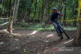 Pecinta olahraga sepeda gunung melakukan sesi latihan di Huni Bike Park, Cilengkrang, Bandung, Jawa Barat, Sabtu (17/9/2022). Pemerintah Kota Bandung bersama Paguyuban Sepeda Bandung Timur (Paseban) memanfaatkan ruang terbuka hijau di utara Kota Bandung menjadi trek sepeda Huni Bike Park yang diperuntukan bagi pegiat sepeda serta pembibitan atlet cabang olahraga sepeda gunung. ANTARA FOTO/Raisan Al Farisi/agr
