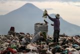 Pemulung mengumpulkan sampah plastik di Tempat Pembuangan Akhir (TPA) Sampah di Jabon, Sidoarjo, Jawa Timur, Jumat (16/9/2022). Menurut Dinas Lingkungan Hidup dan Kebersihan setempat, setiap hari Tempat Pembuangan Akhir (TPA) Sampah di Jabon menerima kiriman sampah sebanyak 600 ton. Antara Jatim/Umarul Faruq/mas.