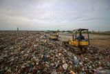 Alat berat meratakan sampah di Tempat Pembuangan Akhir (TPA) Sampah di Jabon, Sidoarjo, Jawa Timur, Jumat (16/9/2022). Menurut Dinas Lingkungan Hidup dan Kebersihan setempat, setiap hari Tempat Pembuangan Akhir (TPA) Sampah di Jabon menerima kiriman sampah sebanyak 600 ton. Antara Jatim/Umarul Faruq/mas.