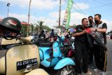 Kapolres Blitar AKBP Adhitya Panji Anom (Kanan) memakaikan jaket keselamatan berkendara kepada komunitas motor saat Car Free Day dan Bakti Sosial (Baksos) menyambut HUT Polisi Lalulintas ke-67 di Alun-Alun Kanigoro, Blitar, Jawa Timur, Minggu (18/9/2022). Selain melaksanakan baksos berupa pemeriksaan kesehatan gratis, pembagian sembako, serta dapur umum, Satlantas Polres Blitar juga mennggelar edukasi berlalulintas yang baik melalui pembagian jaket dan helm kepada komunitas motor. Antara Jatim/Irfan Anshori/mas.