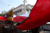 Veteran bersama warga lainnya membentangkan kain berwarna Merah Putih dengan panjang 770 meter usai adegan peristiwa perobekan bendera Belanda di Hotel Majapahit (dulu Hotel Yamato) Jalan Tunjungan, Surabaya, Jawa Timur, Minggu (18/9/2022). Kegiatan itu untuk memperingati peristiwa perobekan bendera Belanda menjadi Merah Putih pada 19 September 1945. Antara Jatim/Didik Suhartono/mas.