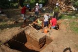 Tim dari Balai Pelestarian Cagar Budaya (BPCB) Trowulan melakukan ekskavasi hari pertama di Situs Mbah Blawu, Desa Sukosari, Kecamatan Jogoroto, Kabupaten Jombang, Jawa Timur, Senin (19/9/2022). Ekskavasi yang akan dilakukan selama enam hari ke depan itu untuk memetakan konstruksi bangunan di bawah tanah Situs Mbah Blawu yang diperkirakan dibangun sebelum masa Kerajaan Majapahit. ANTARA FOTO/Syaiful Arif/nym.