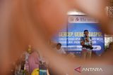 Menteri Pariwisata dan Ekonomi Kreatif (Menparekraf) Sandiaga Uno  berbincang dengan sejumlah pelaku ekonomi kreatif saat pelatihan pemasaran dan keuangan UMKM kreatif di Pendopo Khadijah, Sunggal, Medan, Sumatera Utara, Selasa (20/9/2022). Pelatihan tersebut bertujuan untuk menjadikan UMKM sebagai sumber pertumbuhan ekonomi baru agar meningkatkan kesejahteraan masyarakat dalam upaya menciptakan 1,1 juta lapangan kerja baru yang berkualitas. ANTARA FOTO/Fransisco Carolio