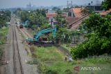 Pekerja mengoperasikan alat berat pada proyek rel ganda Kiaracondong - Cicalengka di Guruminda, Bandung, Jawa Barat, Selasa (20/9/2022). Proyek jalur ganda kereta api sepanjang 23,5 kilometer tersebut ditargetkan rampung pada 2023. ANTARA FOTO/Raisan Al Farisi/agr
