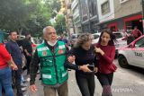 Orang-orang berkumpul di luar gedung usai gempa bumi bermagnitudo 7,6 mengguncang di Kota Meksiko, Meksiko, Senin (19/9/2022). Gempa bumi di Meksiko pada Senin (19/9/2022) mengguncang bagian barat negara itu saat hari peringatan dua gempa besar mematikan pada 1985 dan 2017. ANTARA FOTO/REUTERS/Henry Romero/wsj. 