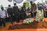 Wakil Presiden ke-10 dan 12 Jusuf Kalla (tengah) bersama Wakil Menteri Agraria dan Tata Ruang/Wakil Kepala Badan Pertanahan Nasional Raja Juli Antoni (ketiga kiri) menabur bunga ke makam Almarhum Ketua Dewan Pers Azyumardi Azra di Taman Makam Pahlawan Nasional Utama Kalibata, Jakarta, Selasa (20/9/2022). Azyumardi Azra meninggal dunia di rumah sakit di Selangor, Malaysia pada Minggu (18/9/2022). ANTARA FOTO/Galih Pradipta/tom.