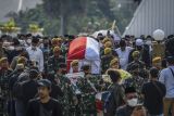 Sejumlah prajurit TNI mengusung peti jenazah Ketua Dewan Pers Azyumardi Azra untuk dimakamkan di Taman Makam Pahlawan Nasional Utama Kalibata, Jakarta, Selasa (20/9/2022). Azyumardi Azra meninggal dunia di rumah sakit di Selangor, Malaysia pada Minggu (18/9/2022). ANTARA FOTO/Galih Pradipta/tom.