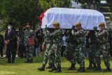 Sejumlah prajurit TNI mengusung peti jenazah Ketua Dewan Pers Azyumardi Azra untuk dimakamkan di Taman Makam Pahlawan Nasional Utama Kalibata, Jakarta, Selasa (20/9/2022). Azyumardi Azra meninggal dunia di rumah sakit di Selangor, Malaysia pada Minggu (18/9/2022). ANTARA FOTO/Galih Pradipta/tom.