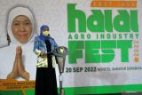 Gubernur Jawa Timur Khofifah Indah Parawansa memberi sambutan dalam acara East Java Halal Agro Industry Fest 2022 di Novotel Samator Surabaya, Jawa Timur, Selasa (20/9/2022). Kegiatan yang menampilkan berbagai pameran kuliner halal aman dan sehat tersebut diharapkan menuju ke target Indonesia sebagai pusat pengembangan produk halal dunia. Antara Jatim/Umarul Faruq/mas.