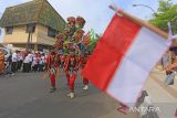 Peserta mengikuti Kirab Kebangsaan di Indramayu, Jawa Barat, Rabu (21/9/2022). Kirab kebangsaan yang diikuti ratusan warga lintas agama, organisasi masyarakat, instansi pemerintah dan TNI-POLRI itu bertujuan untuk meningkatkan semangat persatuan dan kesatuan dalam kerangka NKRI. ANTARA FOTO/Dedhez Anggara/agr
