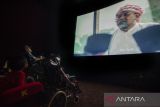 Penyandang disabilitas nonton film di layar bioskop XXI BTC, Bandung, Jawa Barat, Rabu (21/9/2022). Kegiatan nonton bioskop yang diinisiasi oleh komunitas Peduli Anak Spesial bersama Pemberdayaan Kolektif Disabilitas Berat tersebut bertujuan agar penyandang disabilitas mampu berbaur terhadap lingkungan dan juga sebagai motivasi terwujudnya inklusifitas serta kesetaraan hak yaitu salah satunya hak pariwisata. ANTARA FOTO/Novrian Arbi/agr