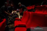 Petugas dan kerabat membantu seorang penyadang disabilitas untuk duduk sebelum nonton film di layar bioskop XXI BTC, Bandung, Jawa Barat, Rabu (21/9/2022). Kegiatan nonton bioskop yang diinisiasi oleh komunitas Peduli Anak Spesial bersama Pemberdayaan Kolektif Disabilitas Berat tersebut bertujuan agar penyandang disabilitas mampu berbaur terhadap lingkungan dan juga sebagai motivasi terwujudnya inklusifitas serta kesetaraan hak yaitu salah satunya hak pariwisata. ANTARA FOTO/Novrian Arbi/agr