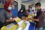 Warga antre membeli beras murah seharga Rp41.500 per kemasan 5 kilogram saat operasi pasar yang diselenggarakan oleh Tim Pengendali Inflasi Daerah (TPID) di Kelurahan Sukorame, Kota Kediri, Jawa Timur, Rabu (21/9/2022). TPID menyediakan 1,5 ton beras murah per kelurahan sebagai upaya mengendalikan inflasi pada level wajar. Antara Jatim/Prasetia Fauzani/mas.