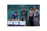Pj Bupati Pringsewu luncurkan ULP online dan musnahkan minuman beralkohol hasil sitaan