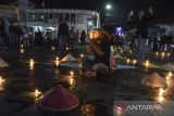 Mahasiswa yang tergabung gerakan Tasik Kelabu menggelar aksi teaterikal seribu lilin di Taman Kota Tasikmalaya, Jawa Barat, Rabu (21/9/2022) malam. Aksi seribu lilin tersebut sebagai bentuk penolakan kenaikan harga BBM dan penyelesaian permasalahan tata ruang yang tidak berpihak pada lingkungan akibat alih fungsi lahan di Kota Tasikmalaya. ANTARA FOTO/Adeng Bustomi/agr