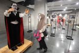 Pengunjung mengamati koleksi yang dipamerkan dalam Nostalgia Srimulat di ruang bawah tanah Alun-Alun Surabaya, Jawa Timur, Kamis (22/9/2022). Pameran yang digelar oleh Pemkot Surabaya bekerjasama dengan Museum Gubug Wayang Mojokerto itu berlangsung sampai 30 September 2022. Antara Jatim/Didik Suhartono/mas.