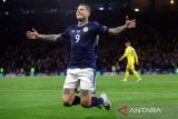 Pemain Skotlandia Lyndon Dykes merayakan gol ketiga pada laga penyisihan Grup E UEFA Nations League di Hampden Park, Glasgow, Skotlandia, Inggris (21/9/2022). Skotlandia menang dengan skor 3-0. ANTARA FOTO/REUTERS/Russell Cheyne/aww. 