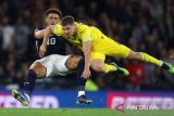 Pemain Ukraine Valeriy Bondar melanggar pemain Skotlandia Che Adams yang berujung kartu kuning pada laga penyisihan Grup E UEFA Nations League di Hampden Park, Glasgow, Skotlandia, Inggris (21/9/2022). Skotlandia menang dengan skor 3-0. ANTARA FOTO/Action Images via Reuters/LEE SMITH/aww.