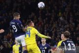 Pemain Skotlandia Lyndon Dykes mencetak gol ketiga pada laga penyisihan Grup E UEFA Nations League melawan Ukraina di Hampden Park, Glasgow, Skotlandia, Inggris (21/9/2022). Skotlandia menang dengan skor 3-0. ANTARA FOTO/REUTERS/Russell Cheyne