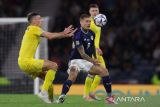 Pemain Skotlandia Lyndon Dykes berebut bola dengan pemain Ukraina Serhiy Sydorchuk pada laga penyisihan Grup E UEFA Nations League di Hampden Park, Glasgow, Skotlandia, Inggris (21/9/2022). Skotlandia menang dengan skor 3-0. ANTARA FOTO/Action Images via Reuters/Lee Smith /aww. 