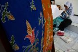 Siswa membatik dengan motif lukisan hasil pertanian di Madrasah Tsanawiyah Negeri 3 Madiun di Kebonsari, Kabupaten Madiun, Jawa Timur, Jumat (23/9/2022). Kegiatan tersebut dalam rangka memperingati Hari Tani Nasional. Antara Jatim/Siswowidodo/mas.