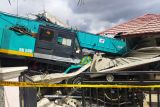 Mobil Crane di Labuan Bajo tabrak kendaraan karena rem blong