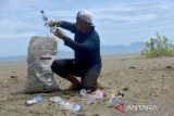 Warga yang tergabung dalam komunitas lingkungan, Break Free From Plastic (BFFP) memungut sampah botol plastik bekas di pantai wisata Desa Lamteungoh, Kabupaten Aceh Besar, Aceh, Sabtu (24/9/2022). Aksi membersihkan sampah plastik bekas dalam rangkaian peringatan World Cleanup Day (WCD) itu bertujuan mengajak masyarakat peduli terhadap pengelolaan sampah dan menjaga lingkungan bersih. ANTARA FOTO/Ampelsa.