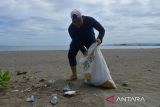 Warga yang tergabung dalam komunitas lingkungan, Break Free From Plastic (BFFP) memungut sampah botol plastik bekas di pantai wisata Desa Lamteungoh, Kabupaten Aceh Besar, Aceh, Sabtu (24/9/2022). Aksi membersihkan sampah plastik bekas dalam rangkaian peringatan World Cleanup Day (WCD) itu bertujuan mengajak masyarakat peduli terhadap pengelolaan sampah dan menjaga lingkungan bersih. ANTARA FOTO/Ampelsa.