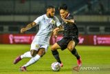 Pesepak bola Timnas Indonesia Witan Sulaeman (kanan) berebut bola dengan pesepak bola Tim Nasional Curacao Leandro Jones (kiri) saat pertandingan Fifa Match Day di Stadion Gelora Bandung Lautan Api, Bandung, Jawa Barat, Sabtu (24/9/2022). Indonesia menang atas Curacao dengan skor 3-2. ANTARA FOTO/Raisan Al Farisi/agr