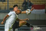 Pesepak bola Timnas Indonesia Elkan Baggott (kanan) berebut bola dengan pesepak bola Tim Nasional Curacao Rangelo Maria (kiri) saat pertandingan Fifa Match Day di Stadion Gelora Bandung Lautan Api, Bandung, Jawa Barat, Sabtu (24/9/2022). Indonesia menang atas Curacao dengan skor 3-2. ANTARA FOTO/Raisan Al Farisi/agr