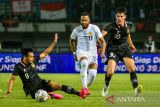 Pesepak bola Timnas Indonesia Witan Sulaeman (kiri) berebut bola dengan pesepak bola Tim Nasional Curacao Gevaro Giomar (tengah) saat pertandingan Fifa Match Day di Stadion Gelora Bandung Lautan Api, Bandung, Jawa Barat, Sabtu (24/9/2022). Indonesia menang atas Curacao dengan skor 3-2. ANTARA FOTO/Raisan Al Farisi/agr