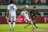 Pesepak bola Timnas Indonesia Saddil Ramdani (kanan) berebut bola dengan pesepak bola Tim Nasional Curacao Ayrton Daryl (tengah) saat pertandingan Fifa Match Day di Stadion Gelora Bandung Lautan Api, Bandung, Jawa Barat, Sabtu (24/9/2022). Indonesia menang atas Curacao dengan skor 3-2. ANTARA FOTO/Raisan Al Farisi/agr