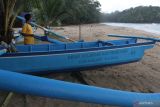 Seorang nelayan membersihkan perahu miliknya di pantai Kondangmerak, Malang, Jawa Timur, Sabtu (24/9/2022). Sudah seminggu nelayan di kawasan tersebut tidak melaut karena gelombang tinggi dan angin kencang. Antara Jatim/Ari Bowo Sucipto/mas.